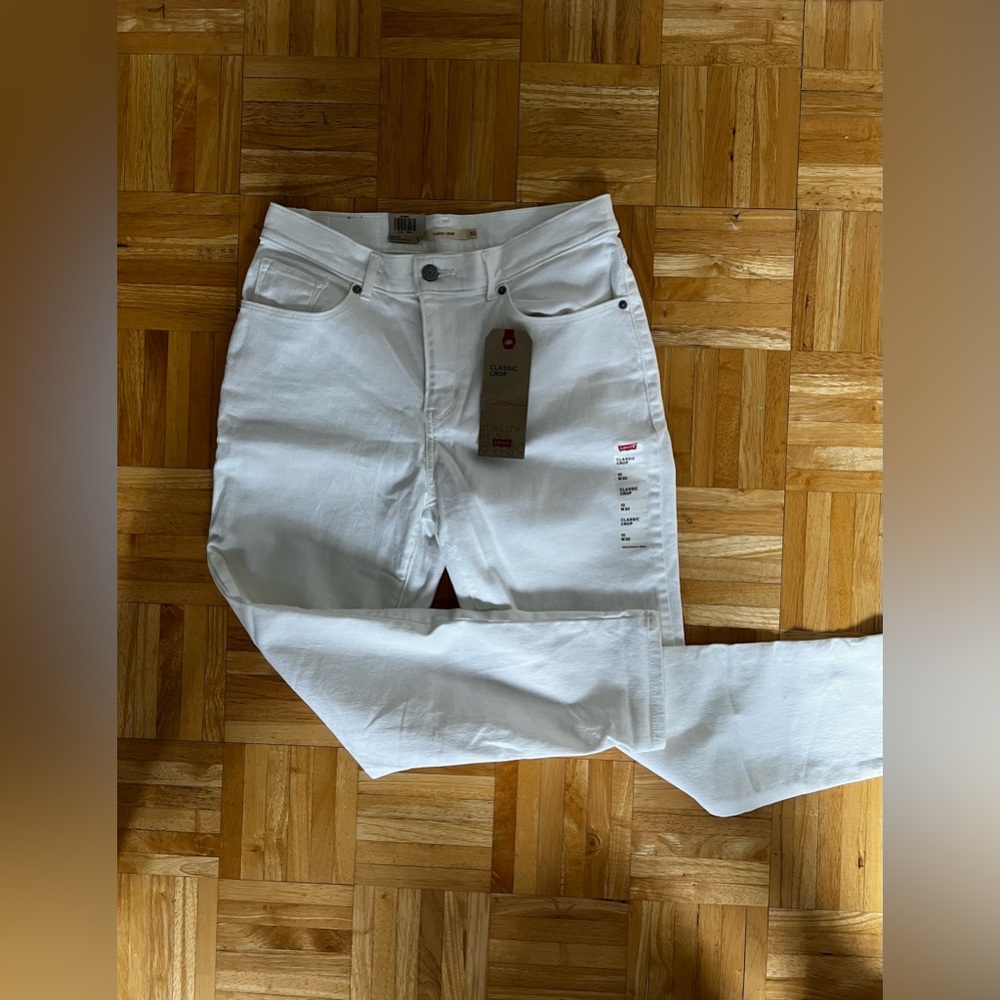 White Levi’s classic crop